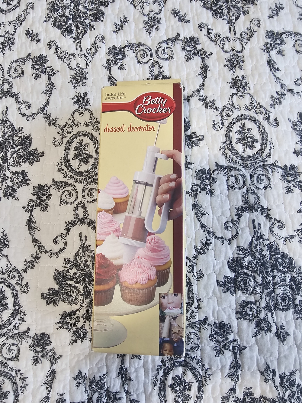 Betty Crocker Pink and White Dessert Decorator Cupcake Icing Dispenser